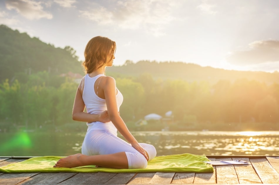 5 Postures de yoga pour réduire la graisse tenace du ventre
